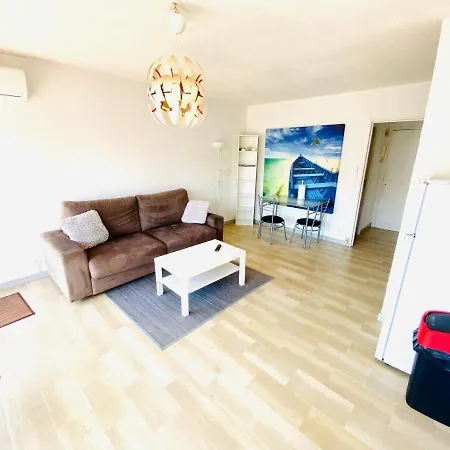 Studio Avec Piscine 100m Plages 公寓